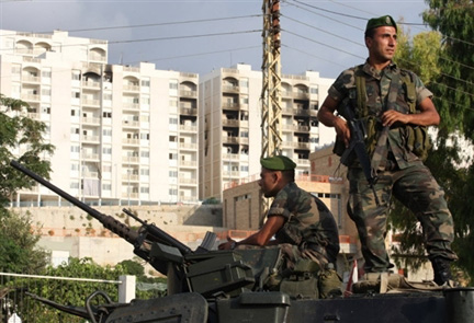 Des soldats libanais sécurisent le quartier de Bab al-Tebbaneh, à Tripoli, après des combats entre communautés musulmanes sunnite et alaouite, le 26 juillet 2008.  (Photo : AFP)
