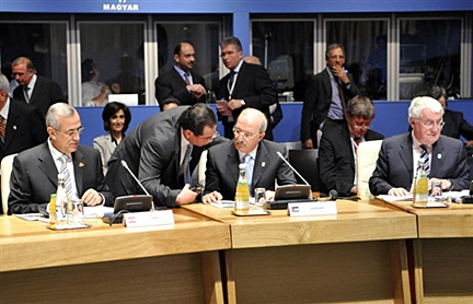 Pendant la plénière au Grand Palais, le président libanais Michel Sleimane, le Premier ministre jordanien Nader al-Dahabi et le Premier Ministre irlandais Brian Cowen, le 13 juillet 2008.(Photo: AFP)