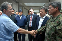 Le président colombien Alvaro Uribe (g) félicite le chef des Forces armées de Colombie, Freddy Padilla de Leon (d) et le ministre de la Défense Juan Manuel Santos (2e d) pour la libération d'Ingrid Betancourt.(Photo : AFP)
