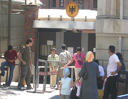 Des demandeurs de visas au consulat allemand d'Istanbul. L'Allemagne demeure la destination favorite des Turcs, depuis le premier accord de main d'oeuvre signé en 1961 entre les deux pays.(Photo: Jérôme Bastion/RFI)