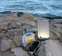 Connexion sans fil avec panneau solaire, générateur et ordinateur portable.Certains droits réservés (licence Creative Commons)