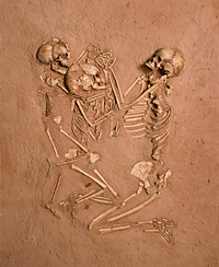 Le squelette d'une femme et deux enfants, agés de 5 et 8 ans, morts il y a 5300 ans à Gobero dans le désert du Ténéré.Mike Hettwer © 2008 National Geographic