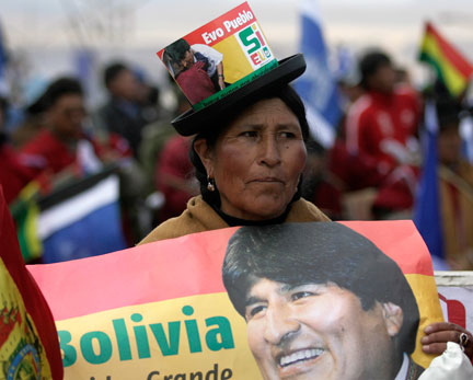 Une supportrice d'Evo Morales, lors de son meeting à El Alto le 7 août 2008, dans la banlieue de La Paz. A 4 150 mètres d'altitude et peuplée d'environ 1 million d'habitants, El Alto fait partie des villes les plus hautes du monde.(Photo: Reuters)