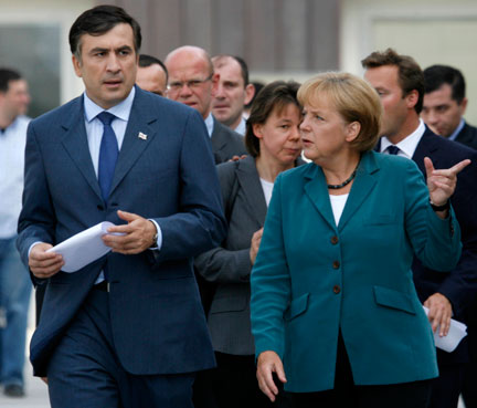 La chancelière allemande Angela Merkel apporte son soutien à  la Géorgie. Elle a rencontré le président Saakachvili à Tbilissi le 17 août 2008.(Photo: Reuters)