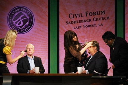 John Mc Cain (G) en compagnie du pasteur Rick Warren peu avant l'émission, le 16 août 2008.(Photo : AFP/ David McNew)