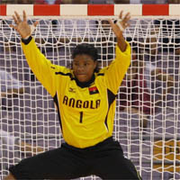 La situation se complique pour la gardienne Sanches Tavares et les handballeuses angolaises. (Photo : Reuters) 