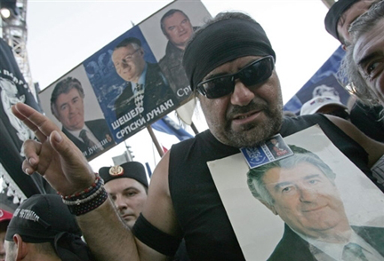 Lors de la manifestation du mardi 29 juillet 2008. Les manifestants ultra-nationalistes brandissent des portraits de Radovan Karadzic, Vojislav Seselj et Ratko Mladic.(Photo : AFP)