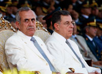 Le président libanais Michel Sleimane (à gauche), en compagnie de son Premier ministre lors de la fête de l'armée, le vendredi 1er août.(Photo: Reuters)