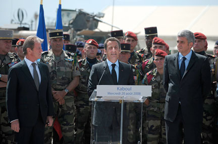Nicolas Sarkozy à Kaboul, en compagnie de Bernard Kouchner (à gauche) et d'Hervé Morin (à droite), respectivement ministre des Affaires étrangères et ministre de la Défense, le 20 août 2008.( Photo : Reuters )