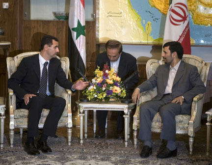 Le président syrien Bachar el-Assad (g) reçu par son homologue iranien Mahmoud Ahmadinejad à Téhéran le 2 juillet 2008.(Photo : Reuters)