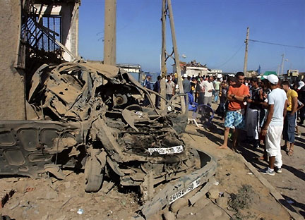 L'attentat suicide perpétré à l'aide d'une voiture bourrée d'explosifs a tué au moins six civils à Zemmouri à l'est d'Alger, le 9 août 2008.(Photo : Reuters)