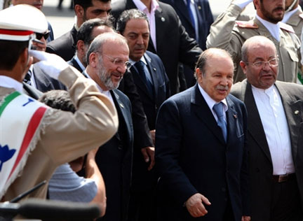 A son arrivée à l'aéroport de Téhéran, le président algérien Abdelaziz Bouteflika (centre) a été accueilli par le ministre iranien des Affaires étrangères Manouchehr Mottak (à gauche), le 10 août 2008.(Photo : AFP)