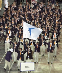 En 2000, lors des Jeux Olympiques de Sydney, la Corée du Nord et la Corée du Sud défilaient ensemble lors de la cérémonie d'ouverture. Les deux équipes présentaient un drapeau transnational, bleu sur fond blanc, représentant une péninsule coréenne unifiée.(Photo : AFP)