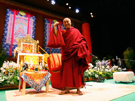 Le Dalaï Lama, chef spirituel tibétain, au Zénith de Nantes où il a donné une conférence sur la paix et les enseignements du bouddhisme, vendredi 15 août 2008.(Photo : Reuters)