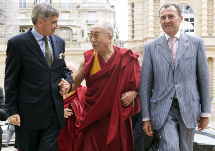 Le Dalaï Lama accueilli au Sénat le 13 août 2008 par le sénateur UMP Louis de Broissia (g) et le député UMP Lionel Luca (d).(Photo : Reuters)