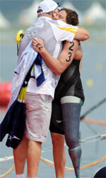 Nathalie du Toit félicitée par son entraîneur après sa 16e place sur 10km en eau libre.  (Photo : Reuters)