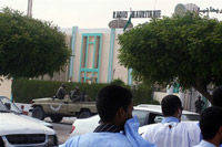 Une patrouille de soldats devant le bâtiment de Radio Mauritanie, après l'arrestation du président mauritanien, à Nouakchott, le 6 août 2008.(Photo : AFP)