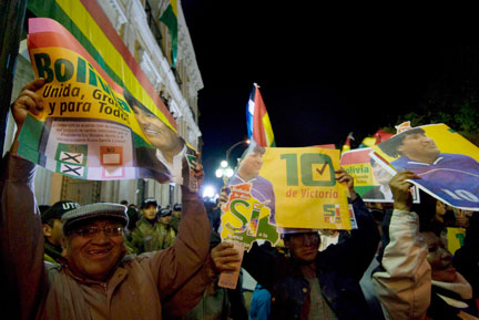 Des milliers de partisans sont descendus dans les rues de La Paz pour fêter la victoire du président.(Photo : Reza Nourmamode/RFI)