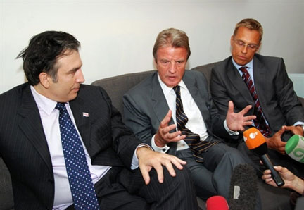 Bernard Kouchner (c) avec le président géorgien Mikheïl Saakachvili (g), le 10 août 2008.(Photo: AFP)