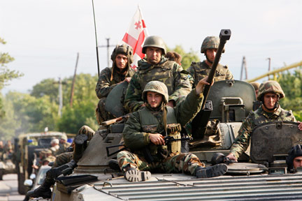 Des soldats géorgiens se retirent de Tskhinvali, la capitale de l'Ossètie du Sud, le 10 août 2008. (Photo : Reuters/Gleb Garanich)