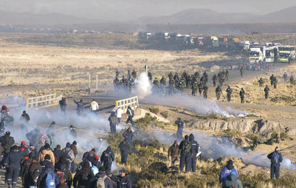 Les mineurs de Huanuni affrontent la police le 5 août 2008.(Photo : Reuters)