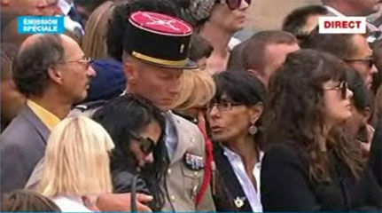 Les familles des soldats tués en Afghanistan, aux Invalides, le 21 août 2008.(Photo : extrait vidéo France 24)