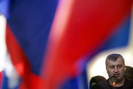 Le président sud-ossète Edouard Kokoïty lors d'un rassemblement à Tskhinvali, le 21 août 2008.(Photo : AFP)