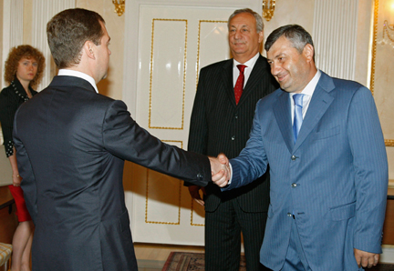 Le président russe Dmitri Medvedev (de dos) a rencontré  le 14 août 2008 à Moscou Sergei Bagapsh et Edouard Kokoïty, dirigeants respectifs de l'Abkhazie et de l'Ossétie du Sud, les deux régions séparatistes de Géorgie. (Photo : Reuters)