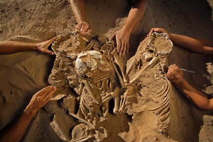 Les fragments de pollen trouvés dans cette sépulture indiquent que les corps de la femme et des deux enfants reposaient sur un lit de fleurs.Mike Hettwer © 2008 National Geographic