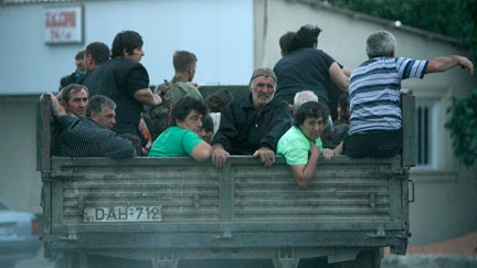Des villageois quittent leurs habitations près de la ville de Tskhinvali, le 8 août 2008.(photo: Reuters)