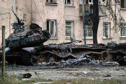 La carcasse d'un char géorgien dans la capitale ossète, Tskhinvali, atteste des affrontements de la nuit du 9 août 2008.(Photo : Reuters)