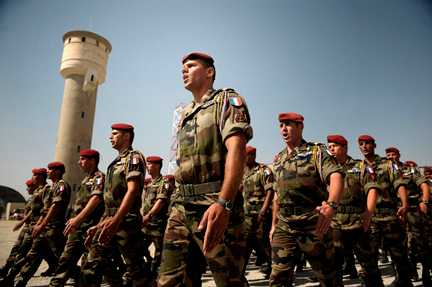 Le 8è régiment parachutiste, auquel appartenaient les soldats tués en Afghanistan lundi, défile lors du déplacement du président français Nicolas Sarkozy à Kaboul le 20 août.(Photo : Reuters)