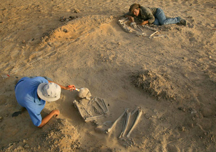 Le paléontologue Paul Sereno (d) et l'archéologue Elena Garcea (d) exhumant des squelettes du plus grand cimetière découvert à ce jour dans le Sahara.Mike Hettwer © 2008 National Geographic