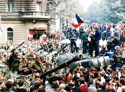 Des Tchèques entourent des chars à Prague pour protester contre l’invasion des Soviétiques, le 21 août 1968.(Photo : AFP)