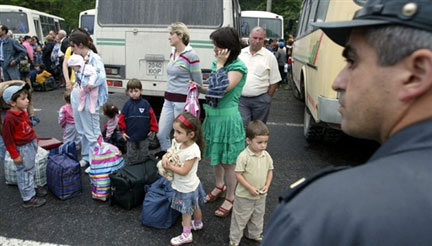 Des réfugiés de l'Ossétie du Sud à leur arrivée dans le village de Tamisk de l'Ossétie du Nord en territoire russe.(Photo : Reuters)