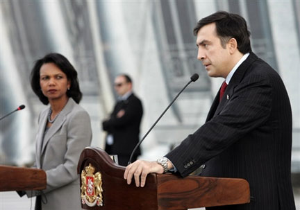 Le président géorgien Mikheïl Saakachvili et la secrétaire d'Etat américaine Condoleezza Rice, lors de la conférence de presse à Tbilissi, le 15 août 2008.(Photo : AFP)