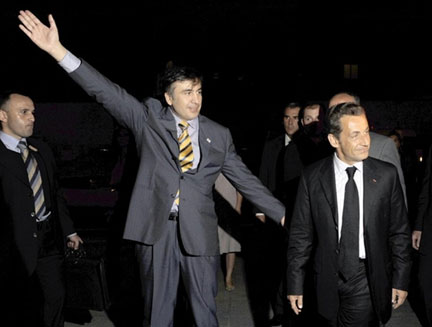 Le président géorgien Mikheïl Saakachvili (g) a accueilli le président français Nicolas Sarkozy à son arrivée à l'aéroport de Tbilissi le 12 août.(Photo : AFP)