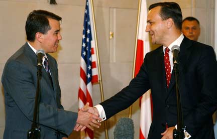 Le négociateur américain John Roods (g) et le ministre polonais des Affaires étrangères, Radoslav Sikorski, le 14 août.(Photo : Reuters)