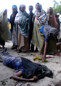 Une victime de l'attentat à Mogadiscio, le 3 août 2008.(Photo : Reuters)
