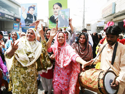 Les partisans de la Ligue musulmane du Pakistan de Nawaz Sharif célèbrent la démission du président Pervez Musharraf, le 18 août 2008.(Photo : Reuters/Asim Tanveer)