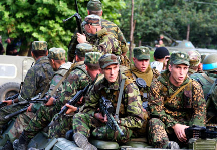 Des troupes russes en Abkhazie, le 11 août 2008. (Photo : Reuters)