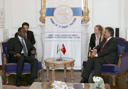 Le Premier ministre rwandais, Bernard Makuza (à gauche), a été reçu par le président turc, Abdullah Gül (à droite), dans le cadre du premier sommet de coopération Turquie-Afrique, qui débute le 19 août à Istanbul.(Photo : Reuters)