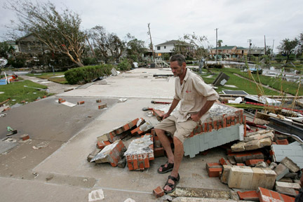Une victime de l'ouragan Ike, assis sur les restes de sa maison, à Galveston, au Texas, le 14 août 2008.(Photo : Reuters)