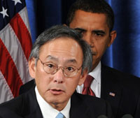 Barack Obama a présenté à la presse&nbsp;son nouveau secrétaire à l'Energie, le prix Nobel de physique Steven Chu, à Chicago, le 15 décembre 2008.(Photo : Reuters)