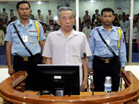 Kaing Guek Eav, alias Duch, lors de son avant-procès à Phnom Penh le 5 décembre 2008.(Photo : AFP)