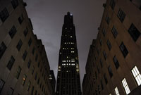 A New York, le Rockefeller Center a éteint ses lumières pour participer à l'opération « Une heure pour la planète », le 28 mars 2009.(Photo : AFP)