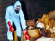 Un homme inspecte un stock de pestides retrouvé dans le village de Nanguila au Mali. 50 000 tonnes de pesticides périmés ou interdits ont été retrouvés en Afrique.(photo : AFP)