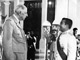 1966 : le roi du Cambodge Norodom Sihanouk accueille le général de Gaulle à Phnom Penh. Désormais, grâce à la mise en ligne des archives audiovisuelles de l'INA, les internautes pourront revisiter les grandes heures de l'histoire.(Photo : AFP)