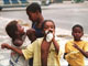 Des enfants de Rio de Janeiro respirent de la colle dans des sacs plastic.(Photo : AFP)