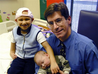 En 2000, le bébé Adam a été génétiquement sélectionné pour pouvoir sauver Molly, sa grande soeur malade. A l'instar des Etats-Unis, les «bébés médicaments» vont pouvoir désormais être aussi conçus en France.(Photo : AFP)